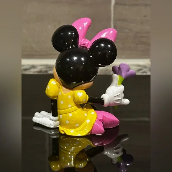 Minnie Mouse with Flowers Cake Topper 💕🌺Topper only no candy flowers inc… - Picture 6 of 6